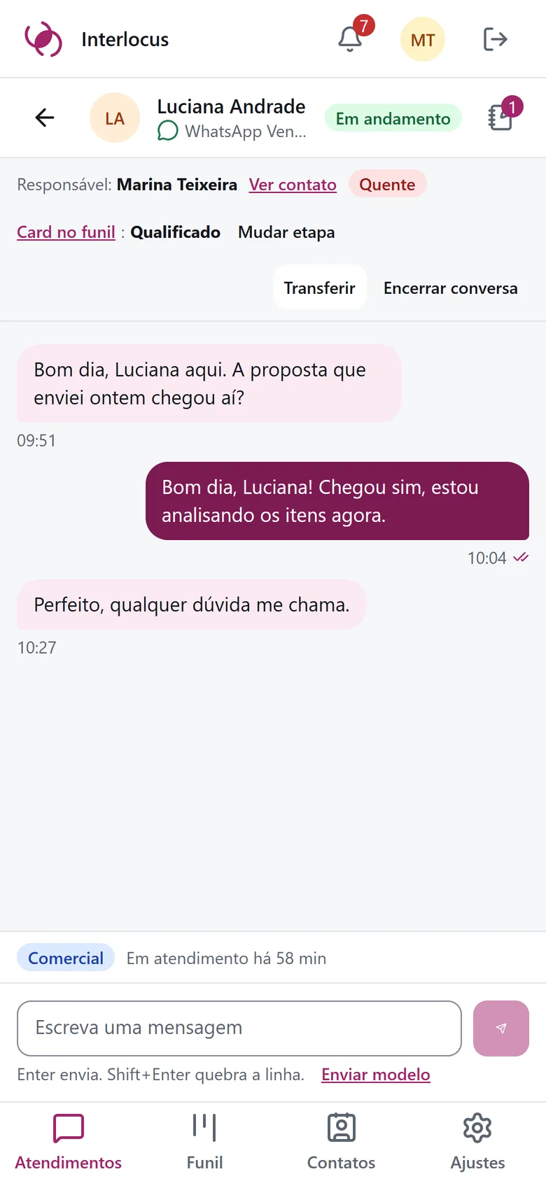 Conversa aberta no celular, com o nome do responsável pelo atendimento.