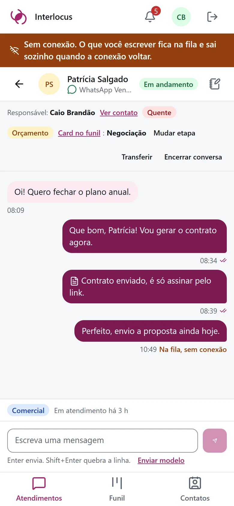 Mensagem escrita sem conexão, marcada como na fila, com a faixa de sem conexão no topo.